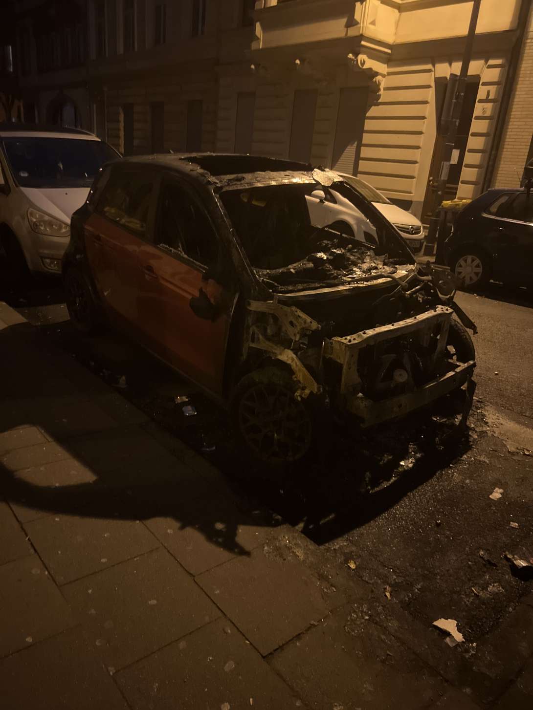 Ausgebrannter Smart Weinrot