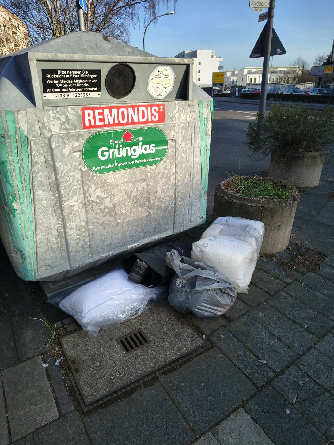Unrat in Säcken neben den Glascontainern Friedensstr./Ecke Tiergartenstr. 1