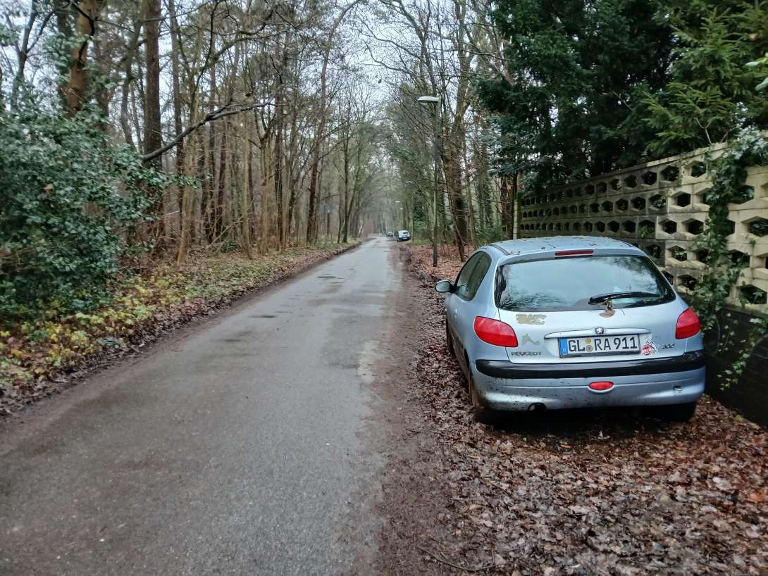 Das Fahrzeug steht seit ca. 4 Monaten hier. Es wurde seitdem nicht bewegt, im Innenraum hat sich bereits Schimmel gebildet. Das Fahrzeugvist angemeldet und hat TÜV. An dieser Stelle endet der Streifen, der als Fußgängerweg dient und die Straße wird so schmal, dass nur 1 Kfz. Platz hat. Aus diesem Grund kommt es hier für Fußgänger und Radfahrer regelmäßig zu brenzligen Situationen. 