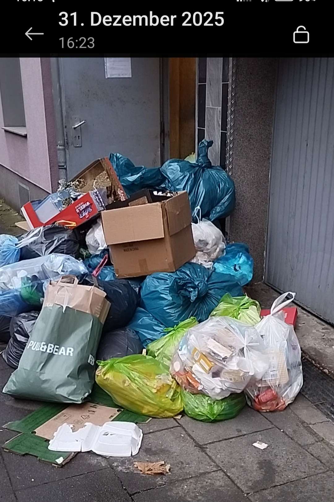 Wilder Müll vor Hauseingang Bild zu gemeldetem Anliegen vom *2026-01-01 15:27:07