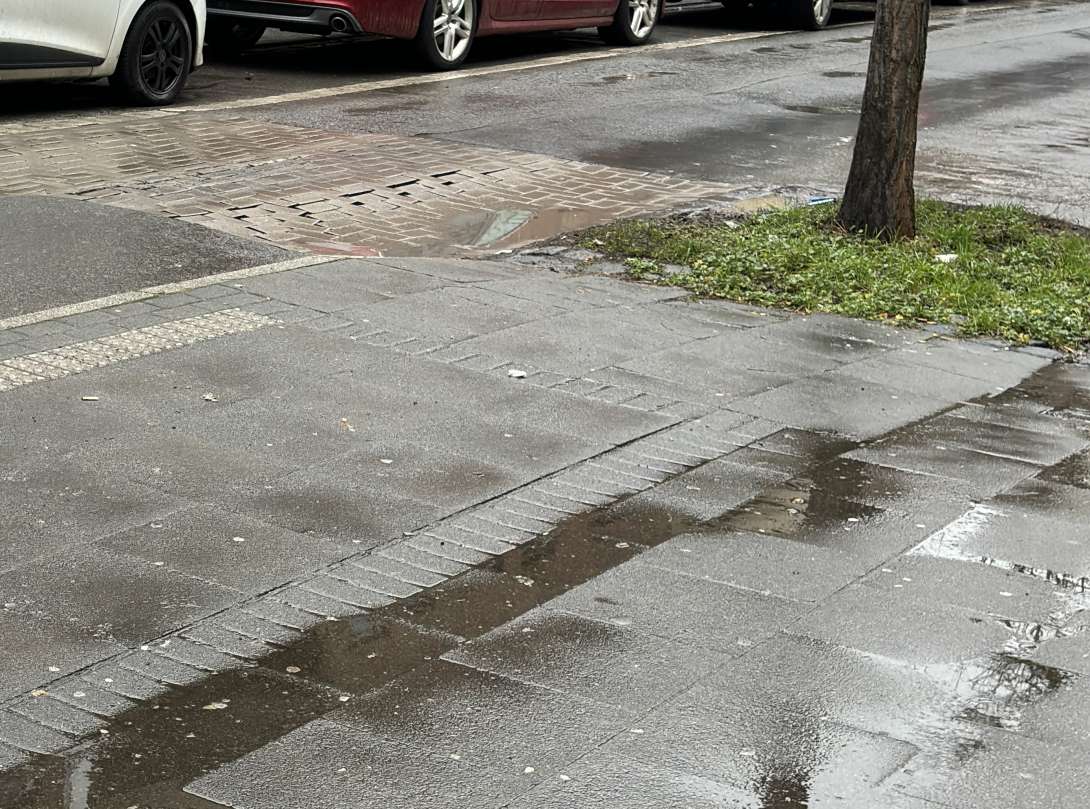 Abgesackte Pflastersteine auf Straße 