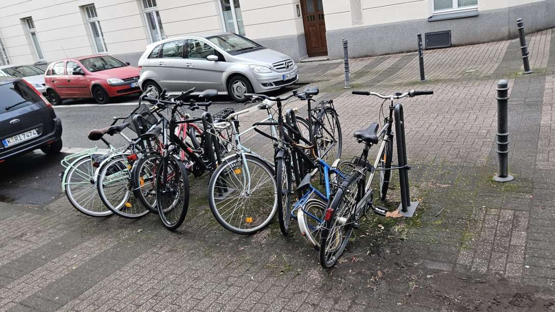 Mehrere vollständig defekte Fahrräder, seit Monaten nicht bewegt