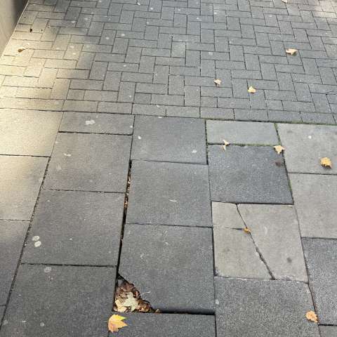 Defekte Oberfläche des Bürgersteigs Ecke Moselstraße/Kyffhäuserstraße