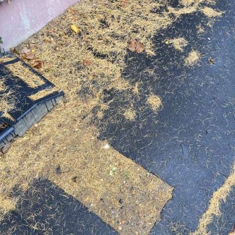 loch im Asphalt des Gehwegs