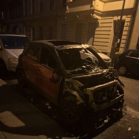 Ausgebrannter Smart Weinrot