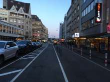 Suchbild schwarze Poller (die weiß-roten sieht man besser).