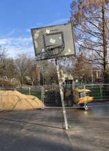 Schief stehender Basketballkorb im Klingelpütz-Park vom *2024-01-03 13:02:09