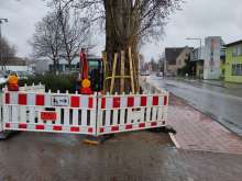Oskar-Jäger-Str. aus Richtung Norden kommend fotografiert, kurz nach der Abbiegung Lichtstraße. Man sieht den Fußweg der linken Straßenseite, der komplett durch eine Baustelle blockiert ist. Ein Schild verweist Fußgehende auf den Radweg, der unverändert besteht.