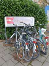 Fahrradständer mit mehreren Fahrrädern. Bild zu gemeldetem Anliegen vom *2024-02-01 15:10:00