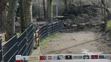Bild zu gemeldetem Anliegen vom *2024-02-24 12:05:21 Im Hintergrund ist der blockierte Weg Richtung Sportplätze zu sehen, links liegt ein Spielplatz in den der Baum hinengefallen ist, auf dem Verbindujgsweg zwischen Subbelrather und Venloer Straße ligt ein zweiter Baum, der auch Anlagen auf dem Fußballplatz beschädigt hat. Eine Sicherung der Stelle ist nicht erkennbar.