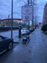 Ein Baustellenschild steht auf einem getrennten Fuß- und Radweg. Neben dem Weg wäre ebenfalls Platz gewesen, das Schild ohne Behinderung des Radweges aufzustellen.
