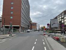 Foto aus Richtung Peter-Huppertz-Straße auf die Schanzenstraße. Es sind mehrere temporäre Schilder zu sehen, aber kein "Vorfahrt gewähren"