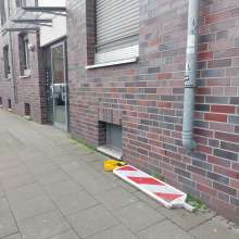 Absperrbake mit Warnlampe auf dem Gehweg neben dem Haus Kapellenstraße 40, 51103 Köln *2024-03-19 10:49:07