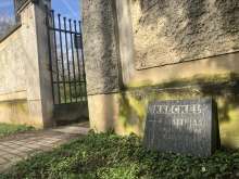 Entwendeter (?) Grabstein seit 1 Woche direkt neben Eingang Nfriedhof Nibelungenstr.