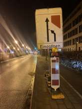 Ein Straßenschild blockiert den gesamten benutzungspflichtigen Radweg. Dadurch wird der Radweg unbenutzbar. Hinter dem Schild steht kein Hindernis auf dem Radweg, auf das hingewiesen werden müsste. Das Schild ist somit eine absolute Gefährdung von Radfahrern. 