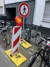 Störende Schilder. Auf der anderen Straßenseite sind weitere.