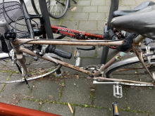 Bild zu gemeldetem Anliegen vom *2024-03-13 03:27:58 Zu sehen ist ein Schrottfahrrad