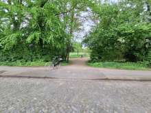 Heute glücklicherweise frei zur Einfahrt in den Park. Siehe abgesenkt Bordstein und Parkweg.