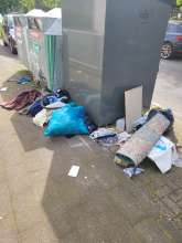 Altkleidercontainer vermüllt mit Hausmüll Sperrmüll