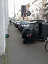 Parkendes Fahrzeug ragt auf den Bürgersteig in der Dasselstraße