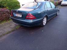 Dunkelgrüner Mercedes mit Oberhausener Kennzeichen. Zwei Reifen sind vollkommen platt.