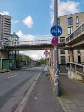 Getrennter Geh- und Radweg, Auf dem Radweg steht ein Gefahrzeichen und schränkt die Nutzung ein. Bild zu gemeldetem Anliegen vom *2024-04-18 12:27:46