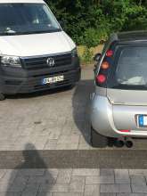 Bild zu gemeldetem Anliegen vom *2024-05-15 06:43:54 zwischen den Autos kommt man nicht lang mit Kinderwagen der Weg führt auf die Ostheimer Straße.
