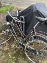 Zwei Schrottfahrräder am Christine-Teusch-Platz in Ehrenfeld