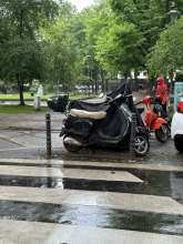 Zu geparkter Zebrastreifen