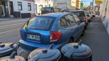 Blauer Kia Rio Schrottauto.