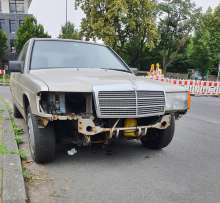 Fehlender Scheinwerfer, keine Stoßstange und Teile des Motors fehlen