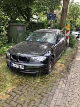 Bild zu gemeldetem Anliegen vom *2024-06-20 20:23:44, Kfz. schon ziemlich zugewachsen.