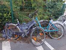 Angekettete verrottete Räder am Zaun angeschlossen 