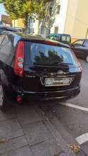 Schwarzer Ford Fiesta, ohne Kennzeichen 