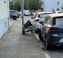 Angeketteter Fahrradanhänger