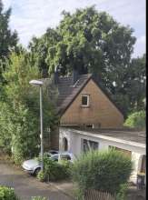 Bild zu gemeldetem Anliegen vom *2024-07-17 06:27:27 abgemeldetes Auto auf fremden Grundstück abgestellt.