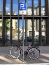 Schrottrad am Historischen Archiv, Eifelwall, Schilderpfahl Rollstuhl-Parkplatz