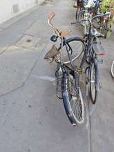 Fahrrad steht schon seit Ewigkeiten unbewegt und blockiert einen Platz