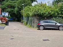 Falschparker und im Hintergrund die Beschilderung des verkehrsberuhigten BereichesBild zu gemeldetem Anliegen vom *2024-08-05 12:46:25