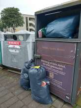 Voller Altkleidercontainer an der Ecke Friedensstr. 110