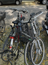 Haufen Schrottfahrräder, die seit Wochen angeschlossen sind