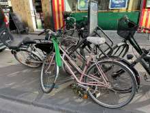 Berrenrather str 201 vor Naturata, Fahrräder in rosa und beide Räder auf der linken Seite des Ständers. Leider kann ich nur ein Foto hochladen Bild zu gemeldetem Anliegen vom *2024-08-10 12:27:54