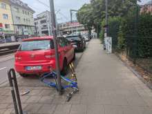 Fahrradrahmen ohne alles, an einem Mast angeschlossen