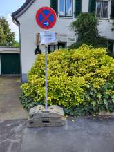 Im Anemonenweg, Junketsdorf, stehen Halteverbotesschilder, die längst zeitlich abgelaufen sind, die Baustelle gibt es längst nichtmehr.