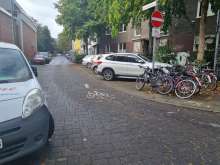 Im Kreuzungsbereich parkende Autos
