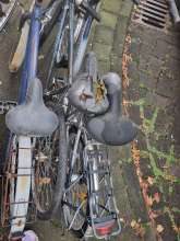 Schrottfahrräder blockieren Fahrradständer