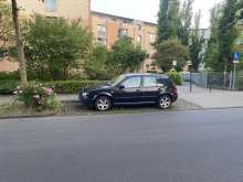 Ein schwarzer VW am Straßenrand