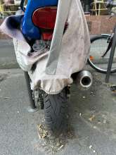 Abgestelltes Motorrad 