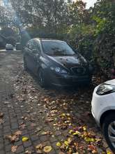 Das Auto ist ohne ein Kennzeichen auf einem öffentlichen Parkplatz geparkt.