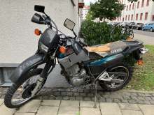 Schrott-Motorrad auf Bürgersteig